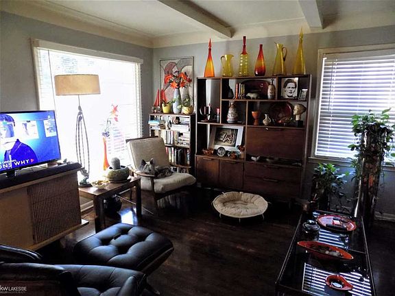 4th image of 20673 Beaufait St