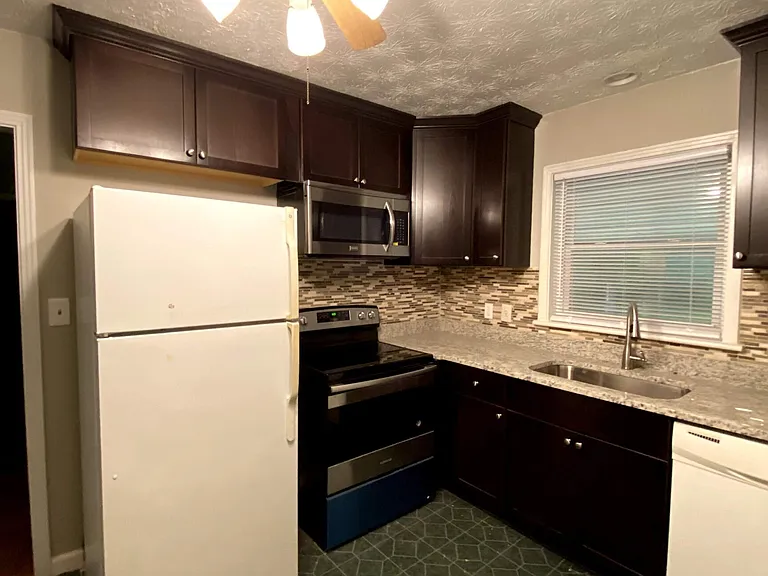 452 Windsor Dr SW — Photo 4