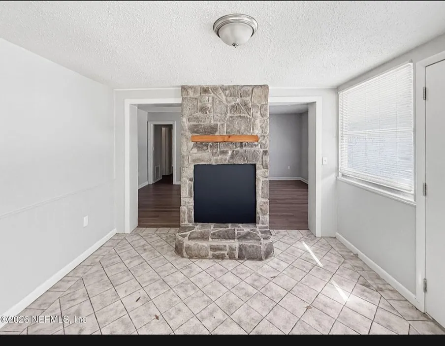 4 bed, 1264 sqft, $2,100 — Photo 3