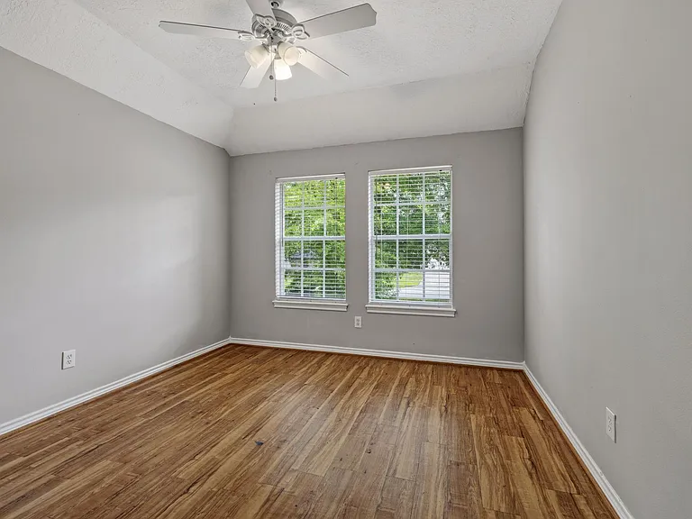 909 Katie Ln — Photo 30