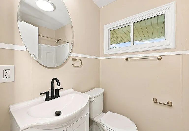 248 Canterbury Dr — Photo 10
