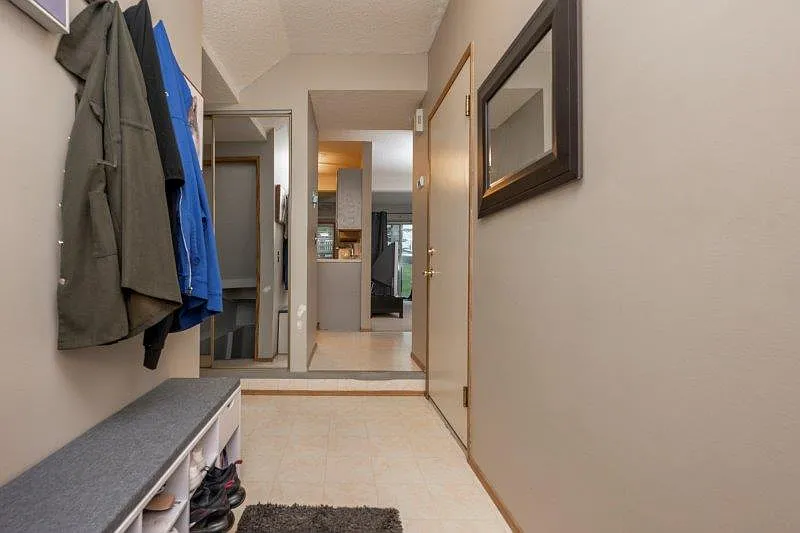 Building Photo - 10 Shawinigan Ln SW