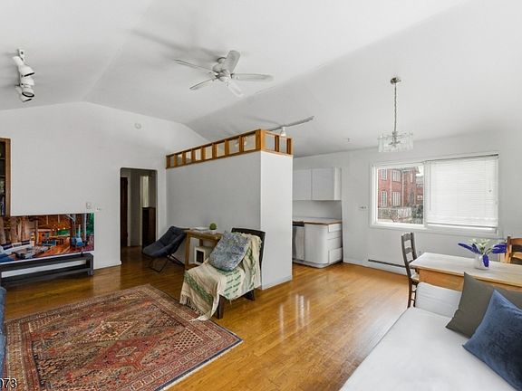 4th image of 2455 3Rd St