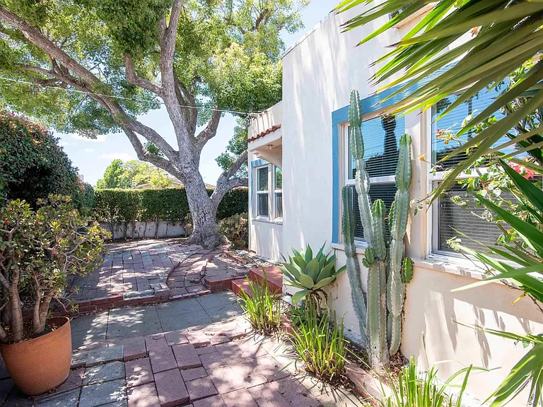 2208 Dwight St — Photo 4