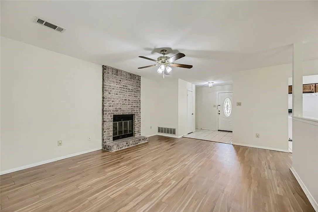 3 bed, 2.0 bath, 1401 sqft, $2,350 — Photo 2