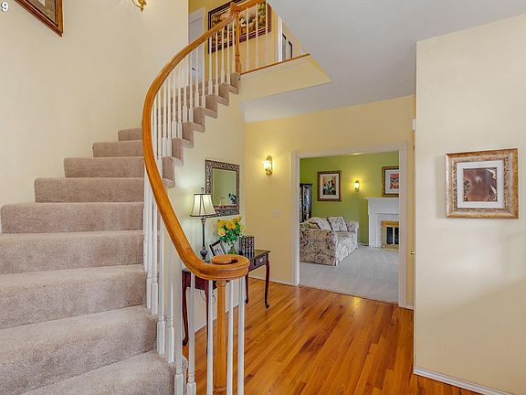 2nd image of 218 NE Hillwood Dr