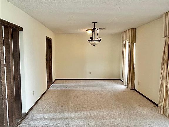 3rd image of 709 SW Chaucer Cir