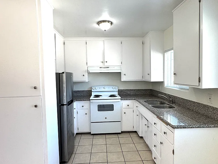 99 N Hermosa Ave #E — Photo 7