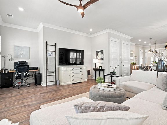 3rd image of 806 Kings Oak Ct Unit 8
