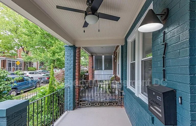1711 Lang Pl NE — Photo 2