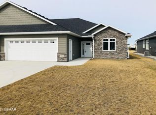 3805 Diamond Dr, Grand Forks, ND 58201