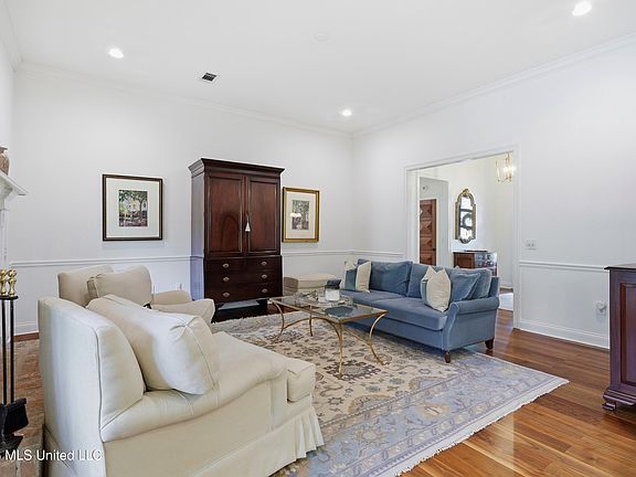 5th image of 369 Pinewood Ln