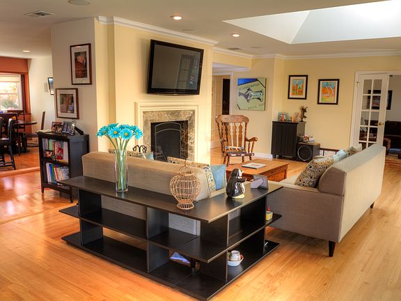 Open to Dining Rm & Kitchen