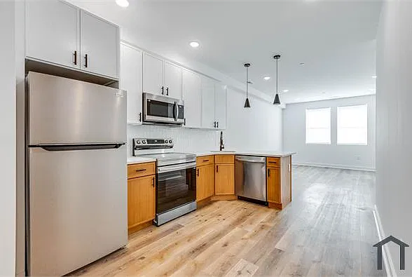 3 bed, 871 sqft, $2,000 — Photo 3