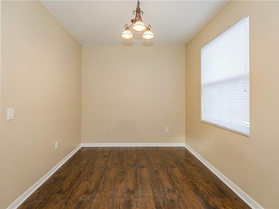 5th image of 637 Home Grove Dr
