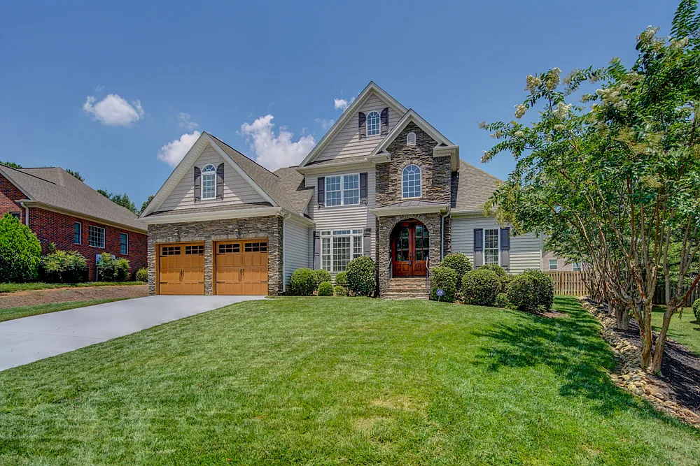 5 BR, 3 BA Home Quiet Cul de Sac, Convenient to Shopping, Schools and I-385 — Photo 3