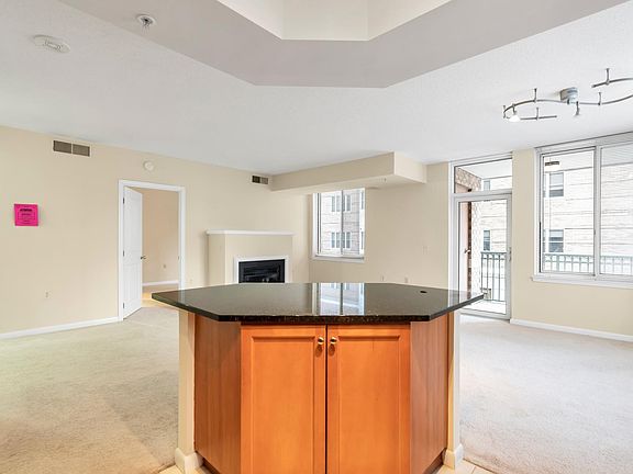 4th image of 851 N Glebe Rd APT 405