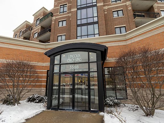 3rd image of 5588 N Lincoln Ave APT 402