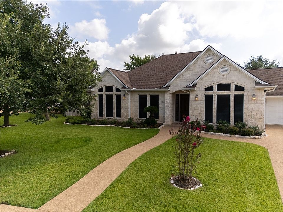 1st image of 827 Pine Valley Dr