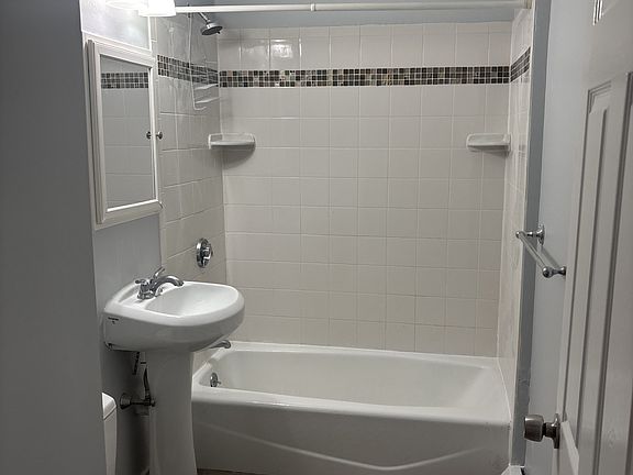 5th image of 17 Windsor St APT 3