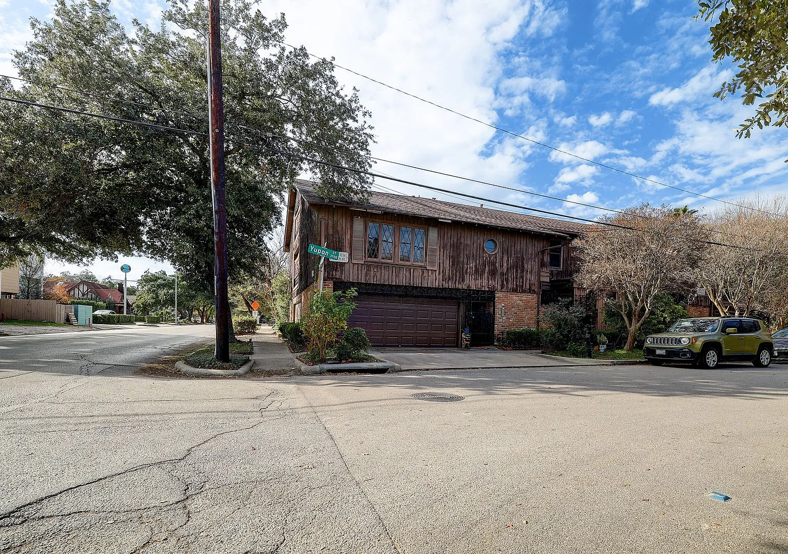 3716 Yupon — Photo 3
