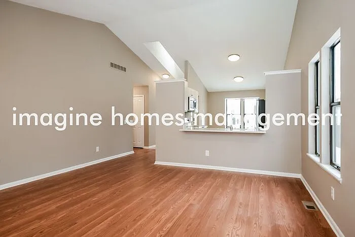 3 bed, 2.0 bath, 1382 sqft, $2,095 — Photo 4