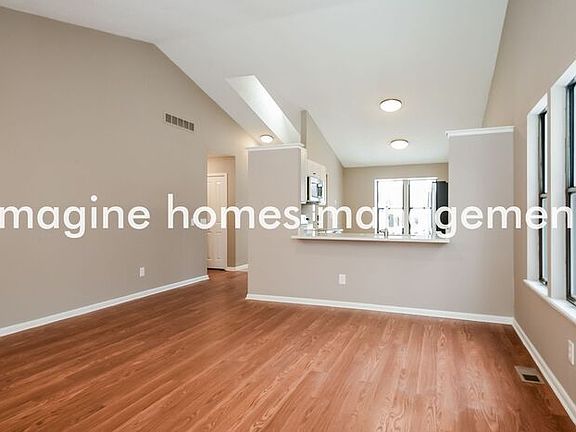 3rd image of 210 Maplelawn Dr