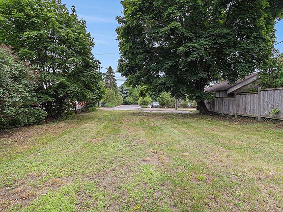 3rd image of 718 Forest Ave