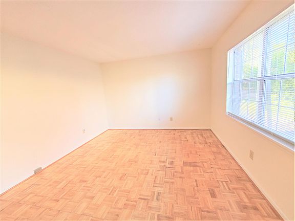 5th image of 1002 Willow Dr APT 104