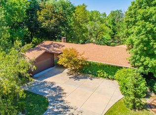 6800 N Bobolink Rd, Peoria, IL 61614