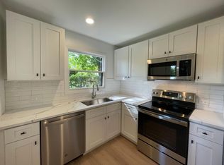 606 N Hough St #A, Barrington, IL 60010