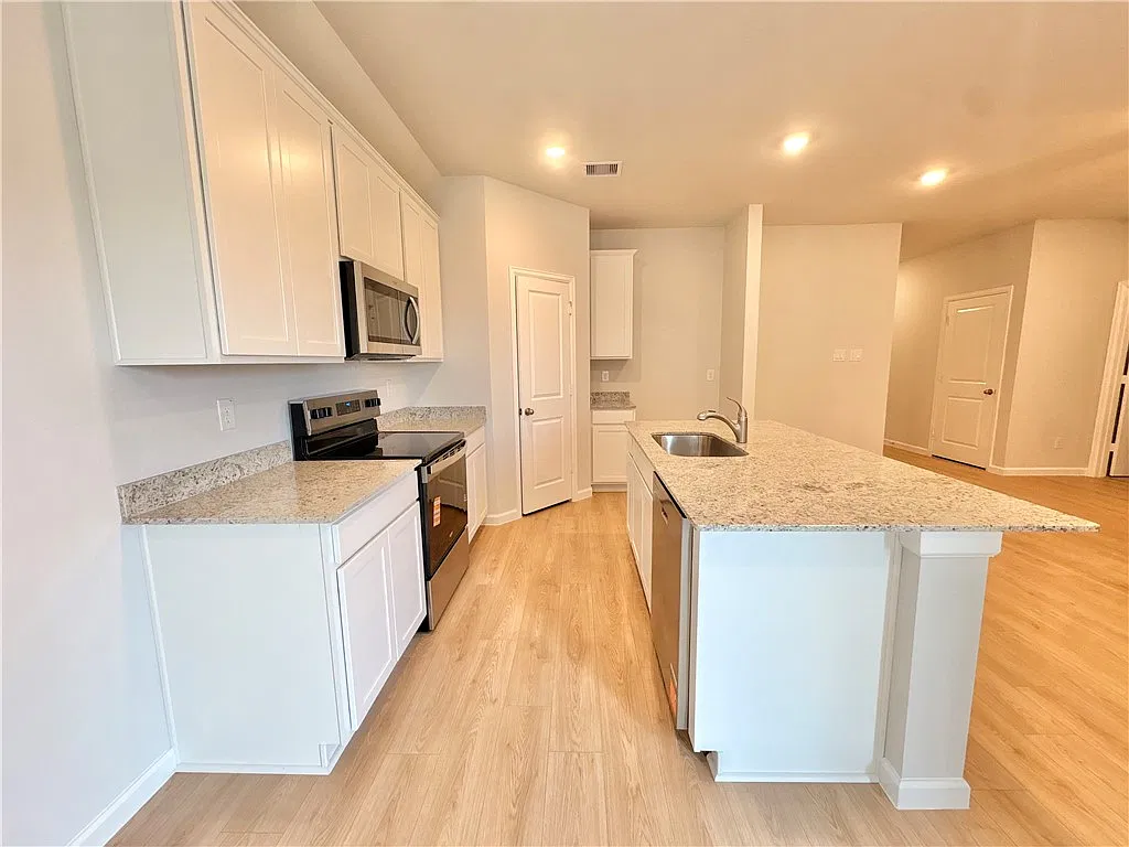 3 bed, 1263 sqft, $2,100 — Photo 3