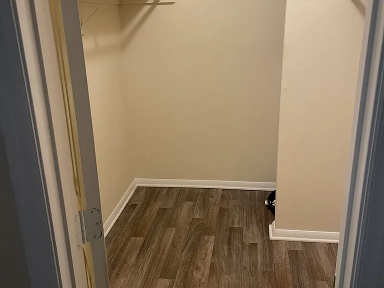Suffolk Place Apartments — Photo 9