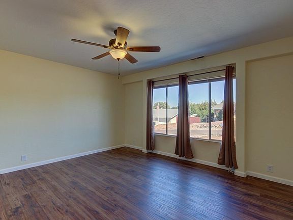 3rd image of 3020 Garden Ln