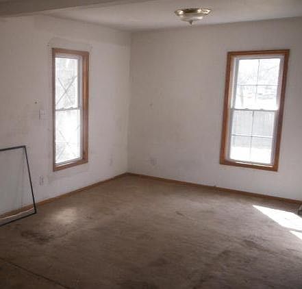 5th image of 72 Baldwin Ave W