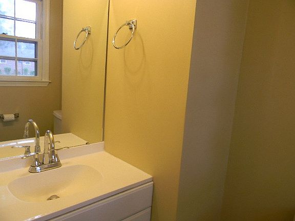 5th image of 2410 Hickory Dr