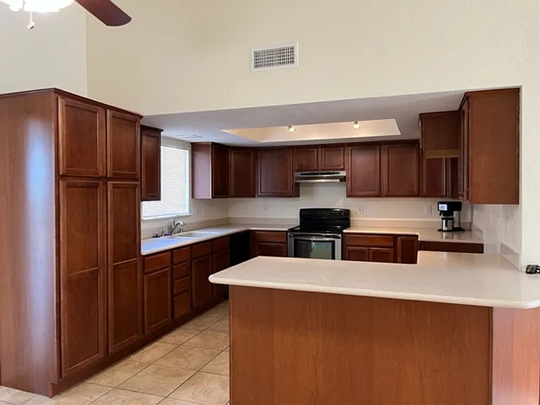 2425 Seabring Dr — Photo 4