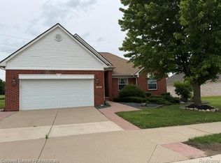 8261 Prestwick Ln, Washington, MI 48095