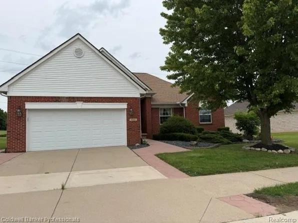 8261 Prestwick Ln, Washington, MI 48095