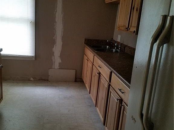 4th image of 1465 Darst Ave