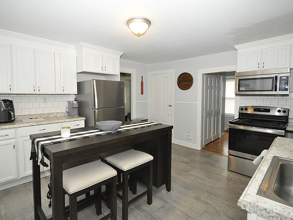 3rd image of 12 Park St #12
