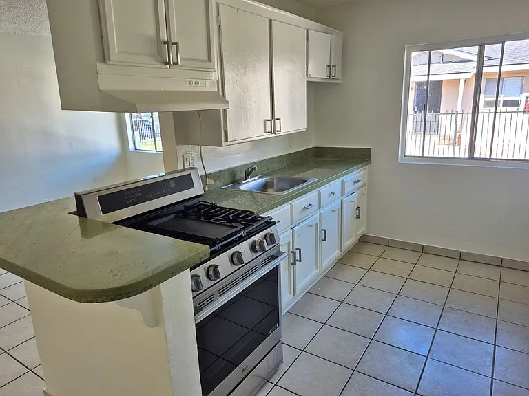 305 W Guinida Ln — Photo 5