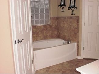 4th image of 1105 Holly St
