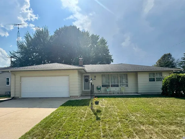 1141 Eastmoor Dr, Mason City, IA 50401