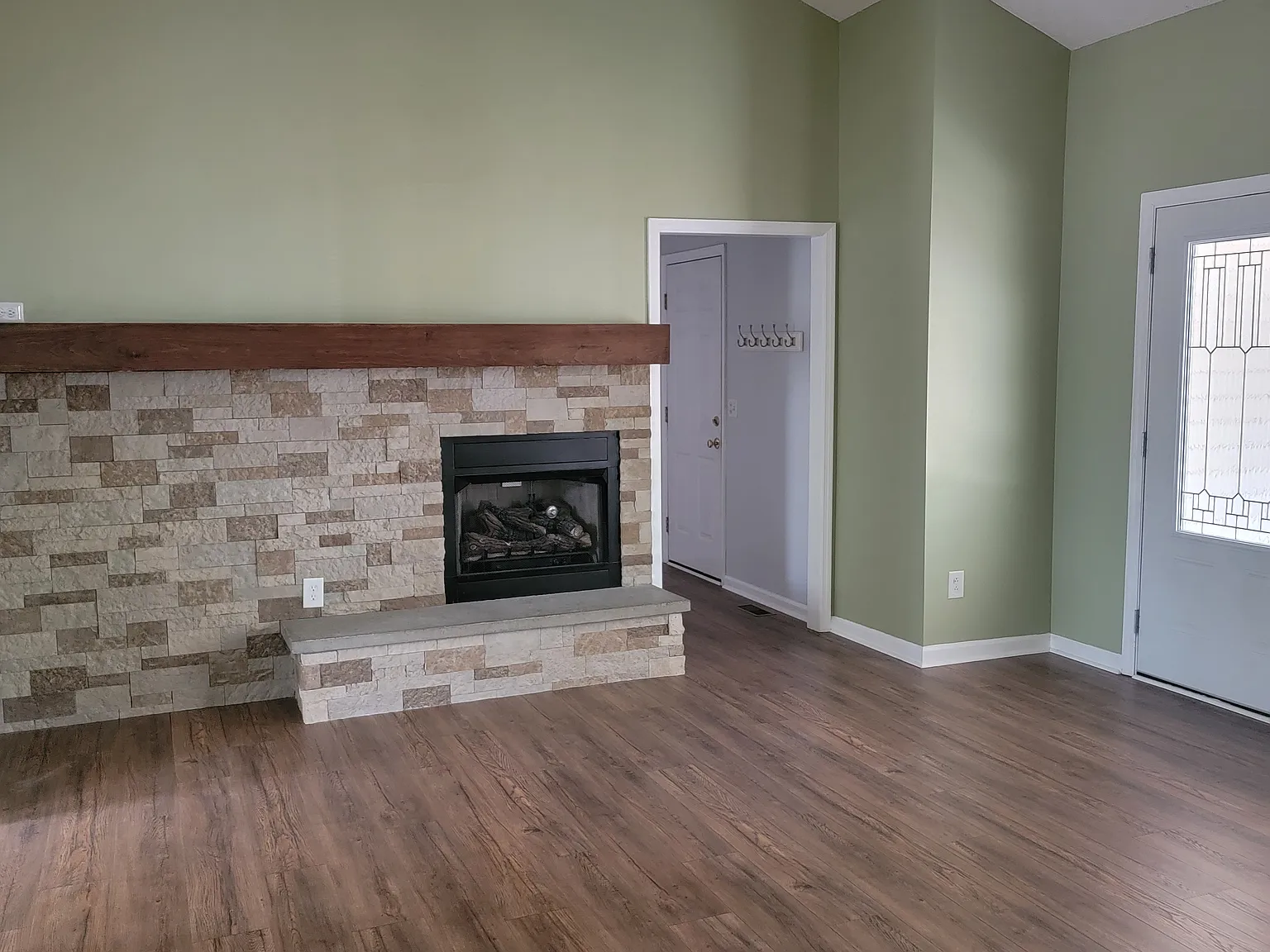 3 bed, 1412 sqft, $2,100 — Photo 2