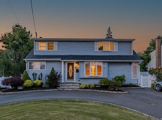 420 38th St, Lindenhurst, NY 11757