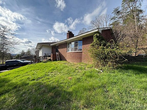 3rd image of 1681 Rosemount Rd