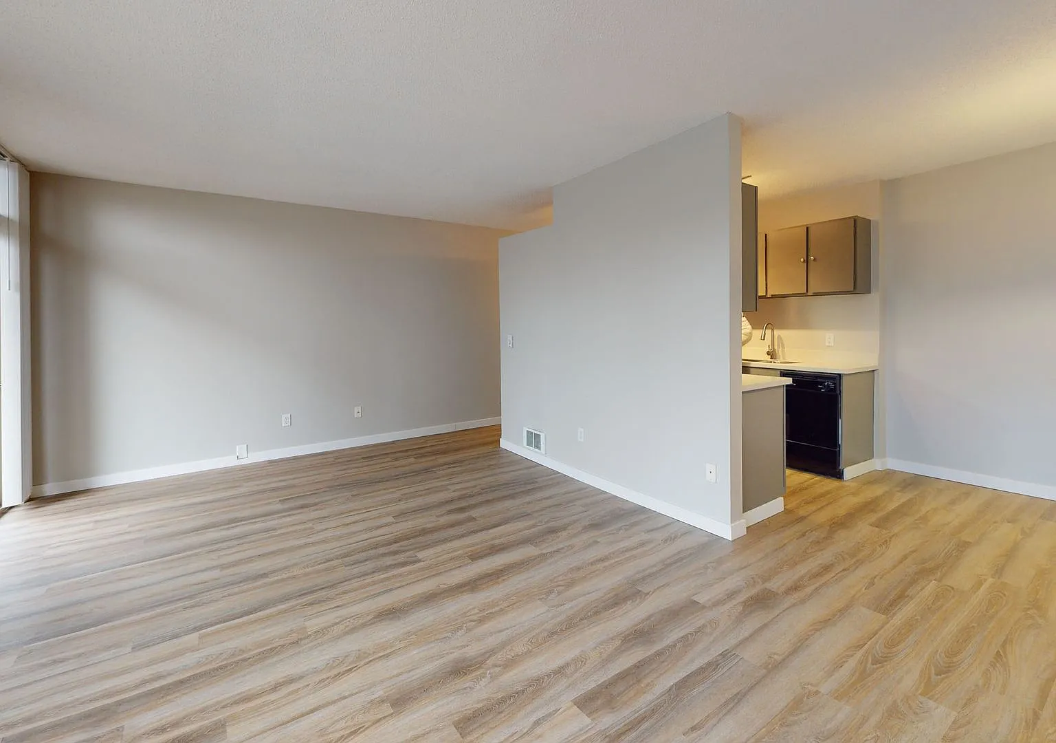 Four Seasons - 1 Bedroom Units available with amazing views by the water. Parking spots available! — Photo 4