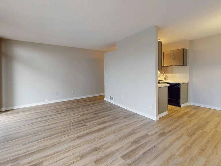 Four Seasons - 1 Bedroom Units available with amazing views by the water. Parking spots available! — Photo 4