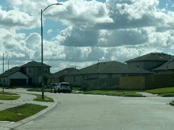 Exterior Neighborhood (street photo)